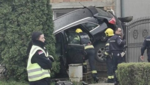 НЕСВАКИДАШЊА НЕСРЕЋА У БАЧКОЈ ПАЛАНЦИ: Ауди слетео са пута, па се попео на зид куће (ФОТО) НЕСВАКИДАШЊА НЕСРЕЋА У БАЧКОЈ ПАЛАНЦИ: Ауди слетео са пута, па се попео на зид куће (ФОТО)