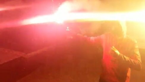 ЗАТО ШТО СМО ТИ ВЕРОВАЛИ СЛЕПО... Ни пљусак није спречио Никшићане, народ на улицама против Кривокапића ЗАТО ШТО СМО ТИ ВЕРОВАЛИ СЛЕПО... Ни пљусак није спречио Никшићане, народ на улицама против Кривокапића