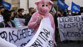 ХИТ ФОТОГРАФИЈА СА ПРОТЕСТА: Хаос у Италији - а један човек је имао необичну идеју (ФОТО) ХИТ ФОТОГРАФИЈА СА ПРОТЕСТА: Хаос у Италији - а један човек је имао необичну идеју (ФОТО)