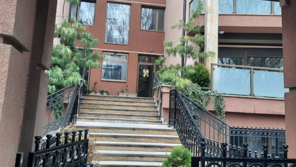 ЖИВОТ ГА ИЗДАО КАД МУ СЕ НАЈВИШЕ РАДОВАО: Репортери Новости испред стана породице Живковић у коме је супруга Мима примала изјаве саучешћа ЖИВОТ ГА ИЗДАО КАД МУ СЕ НАЈВИШЕ РАДОВАО: Репортери Новости испред стана породице Живковић у коме је супруга Мима примала изјаве саучешћа