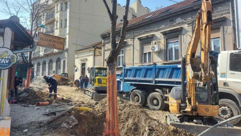 СКАДАРСКА ГОТОВА ДО 1. МАЈА: Мајстори би коначно за три недеље требало да заврше пешачке стазе у Цара Душана СКАДАРСКА ГОТОВА ДО 1. МАЈА: Мајстори би коначно за три недеље требало да заврше пешачке стазе у Цара Душана