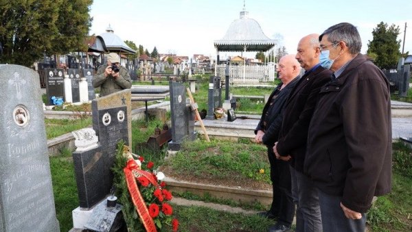 ВЕНЦИ КРАЈ СПОМЕНИКА ВЕЛИКОМ РАТНИКУ: Осам деценија од напада на Југославију, почаст хероју Веселину Дивцу ВЕНЦИ КРАЈ СПОМЕНИКА ВЕЛИКОМ РАТНИКУ: Осам деценија од напада на Југославију, почаст хероју Веселину Дивцу
