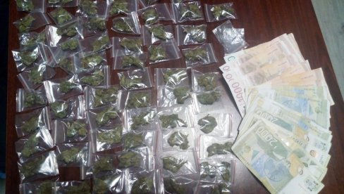 ДРОГА У АУТОМОБИЛУ: Полиција пронашла 62 кесице марихуане ДРОГА У АУТОМОБИЛУ: Полиција пронашла 62 кесице марихуане