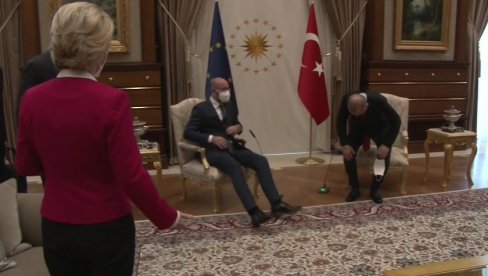 ERDOGAN BACIO ŠARLA MIŠELA U NEBRANO GROŽĐE: Zbog poteza turskog predsednika traže smenu predsednika Evropskog saveta (VIDEO) ERDOGAN BACIO ŠARLA MIŠELA U NEBRANO GROŽĐE: Zbog poteza turskog predsednika traže smenu predsednika Evropskog saveta (VIDEO)