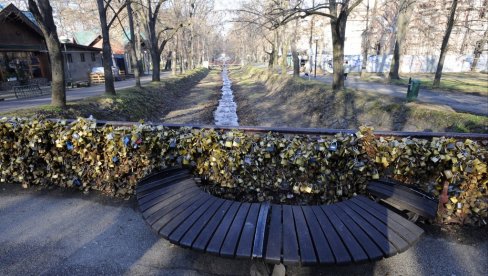 LJUBAVNA PRIČA IZ VRNJAČKE BANJE OBILAZI SVET: Poznati njujorški časopis stavio Most ljubavi na prvo mesto liste romantičnih lokacija LJUBAVNA PRIČA IZ VRNJAČKE BANJE OBILAZI SVET: Poznati njujorški časopis stavio Most ljubavi na prvo mesto liste romantičnih lokacija
