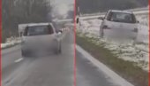 МАЛО ЛЕВО, ПА ДЕСНО: Пијана возила и завршила у њиви! Возач иза ње све снимио (ВИДЕО) МАЛО ЛЕВО, ПА ДЕСНО: Пијана возила и завршила у њиви! Возач иза ње све снимио (ВИДЕО)