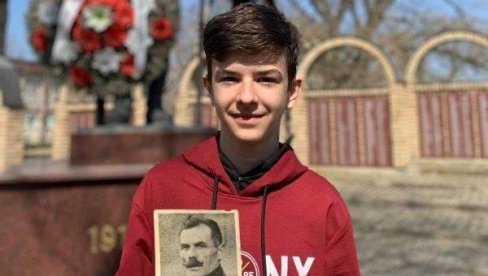 ДО СПОМЕНИКА СА СЛИКОМ ПРЕТКА У РУЦИ: Одао почаст страдалима у Првом светском рату ДО СПОМЕНИКА СА СЛИКОМ ПРЕТКА У РУЦИ: Одао почаст страдалима у Првом светском рату