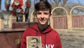 ДО СПОМЕНИКА СА СЛИКОМ ПРЕТКА У РУЦИ: Одао почаст страдалима у Првом светском рату ДО СПОМЕНИКА СА СЛИКОМ ПРЕТКА У РУЦИ: Одао почаст страдалима у Првом светском рату