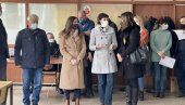 МАСОВНА ИМУНИЗАЦИЈА У ТРСТЕНИЧКОЈ ПРИВРЕДИ: Вакцинишу се радници три фабрике МАСОВНА ИМУНИЗАЦИЈА У ТРСТЕНИЧКОЈ ПРИВРЕДИ: Вакцинишу се радници три фабрике