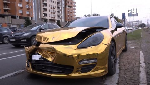 ВЛАСНИК ЗЛАТНОГ ПОРШЕА ПОНОВО ДИВЉА: Бахати возач прави хаос на улицама Београда ВЛАСНИК ЗЛАТНОГ ПОРШЕА ПОНОВО ДИВЉА: Бахати возач прави хаос на улицама Београда