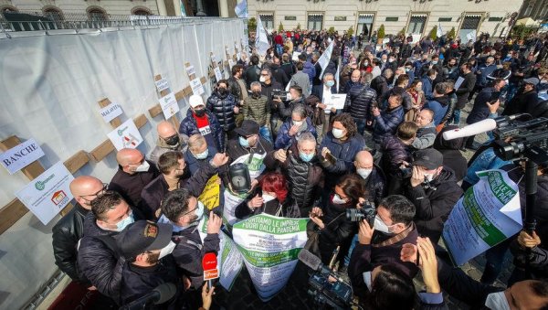 РАСТЕ БЕС, МОГУЋА ЕСКАЛАЦИЈА НАСИЉА? У Италији је све напетија ситуација, људи незадовољни забранама излазе на тргове (ФОТО) РАСТЕ БЕС, МОГУЋА ЕСКАЛАЦИЈА НАСИЉА? У Италији је све напетија ситуација, људи незадовољни забранама излазе на тргове (ФОТО)