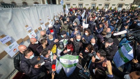 RASTE BES, MOGUĆA ESKALACIJA NASILJA? U Italiji je sve napetija situacija, ljudi nezadovoljni zabranama izlaze na trgove (FOTO) RASTE BES, MOGUĆA ESKALACIJA NASILJA? U Italiji je sve napetija situacija, ljudi nezadovoljni zabranama izlaze na trgove (FOTO)