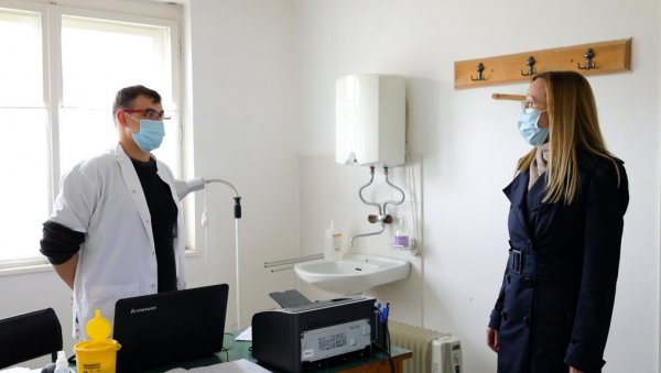 ДОБАР ОДЗИВ ЗА ВАКЦИНАЦИЈУ БЕЗ ЗАКАЗИВАЊА: У три вршачка села стотинак грађана примило кинеско цепиво, сутра добијају Астразенеку ДОБАР ОДЗИВ ЗА ВАКЦИНАЦИЈУ БЕЗ ЗАКАЗИВАЊА: У три вршачка села стотинак грађана примило кинеско цепиво, сутра добијају Астразенеку
