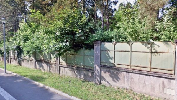СЕКУ ДРВЕЋЕ НА БИВШЕМ СЛОБИНОМ ПЛАЦУ: Скривено од јавности, почели радови на некадашњој парцели породице Милошевић на Дедињу СЕКУ ДРВЕЋЕ НА БИВШЕМ СЛОБИНОМ ПЛАЦУ: Скривено од јавности, почели радови на некадашњој парцели породице Милошевић на Дедињу