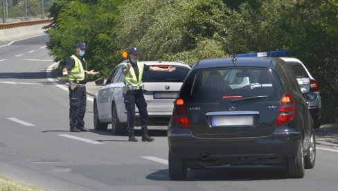 TRI OSOBE TEŠKO, A 32 LAKŠE POVREĐENE: Za vreme minulih praznika u Južnobačkom okrugu dogodilo se 58 saobraćajnih nesreća TRI OSOBE TEŠKO, A 32 LAKŠE POVREĐENE: Za vreme minulih praznika u Južnobačkom okrugu dogodilo se 58 saobraćajnih nesreća