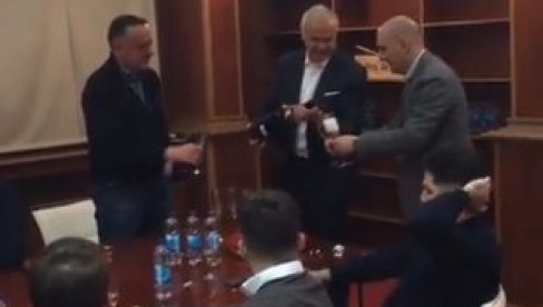 СЛАВИЛО СЕ НА МАРАКАНИ: Терзић сипа шампањац Мркели и министру, а ту је био и бивши тренер Звезде (ФОТО) СЛАВИЛО СЕ НА МАРАКАНИ: Терзић сипа шампањац Мркели и министру, а ту је био и бивши тренер Звезде (ФОТО)