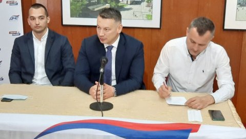 ПОЛИТИЧКИ ТРАНСФЕР У ДЕРВЕНТИ: Председник Скупштине града Дервента Земуновић прешао у ДНС (ФОТО) ПОЛИТИЧКИ ТРАНСФЕР У ДЕРВЕНТИ: Председник Скупштине града Дервента Земуновић прешао у ДНС (ФОТО)