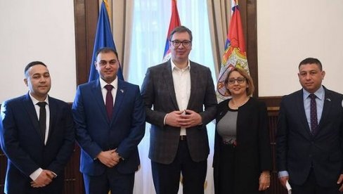 VUČIĆ SA PREDSTAVNICIMA ROMSKE NACIONALNE MANJINE: Sastanak na Andrićevom vencu povodom Svetskog dana Roma (FOTO) VUČIĆ SA PREDSTAVNICIMA ROMSKE NACIONALNE MANJINE: Sastanak na Andrićevom vencu povodom Svetskog dana Roma (FOTO)