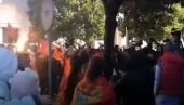 POČEO PROTEST KOMITA U PODGORICI: Okupljeni gađali policiju jajima POČEO PROTEST KOMITA U PODGORICI: Okupljeni gađali policiju jajima