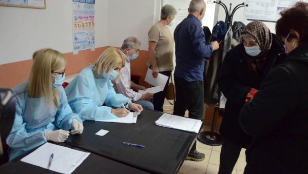 ВЕЛИКО ИНТЕРЕСОВАЊЕ ЗА ВАКЦИНАЦИЈУ: Имунизовано преко 15.000 Јагодинаца ВЕЛИКО ИНТЕРЕСОВАЊЕ ЗА ВАКЦИНАЦИЈУ: Имунизовано преко 15.000 Јагодинаца
