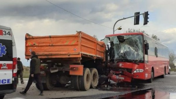 ФОТОГРАФИЈА СА МЕСТА САОБРАЋАЈКЕ КОД ЖЕЛЕЗНИКА: Сударили се аутобус и камион, повређени превезени на ВМА ФОТОГРАФИЈА СА МЕСТА САОБРАЋАЈКЕ КОД ЖЕЛЕЗНИКА: Сударили се аутобус и камион, повређени превезени на ВМА