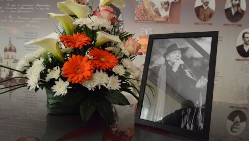 ВЕЛИКАНИ ВЕЧНО ЖИВЕ, А ОН ЈЕ БИО ГРОМАДА ОД ЧОВЕКА: Краљевчани се опростили од свог славног суграђанина Тозовца ВЕЛИКАНИ ВЕЧНО ЖИВЕ, А ОН ЈЕ БИО ГРОМАДА ОД ЧОВЕКА: Краљевчани се опростили од свог славног суграђанина Тозовца