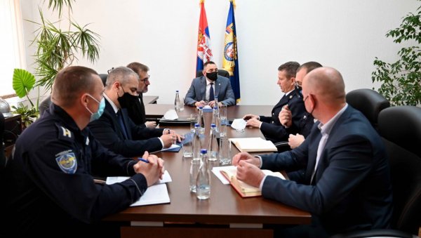 МИНИСТАР ВУЛИН О БОРБИ ПРОТИВ СИВЕ ЕКОНОМИЈЕ: Полиција неће престати да спречава кријумчарење и отимање од државе (ФОТО) МИНИСТАР ВУЛИН О БОРБИ ПРОТИВ СИВЕ ЕКОНОМИЈЕ: Полиција неће престати да спречава кријумчарење и отимање од државе (ФОТО)