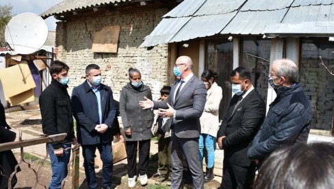 I OEBS KONSTRUKTIVAN PARTNER U POMOĆI ROMIMA: Zvaničnici obišli devetočlanu porodicu u Lapljem Selu (FOTO) I OEBS KONSTRUKTIVAN PARTNER U POMOĆI ROMIMA: Zvaničnici obišli devetočlanu porodicu u Lapljem Selu (FOTO)
