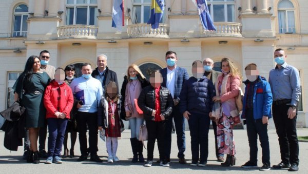 ПРИЈЕМ ЗА МУЗИЧКЕ ТАЛЕНТЕ: Петровић обећао - град ће да помаже надареној деци ПРИЈЕМ ЗА МУЗИЧКЕ ТАЛЕНТЕ: Петровић обећао - град ће да помаже надареној деци