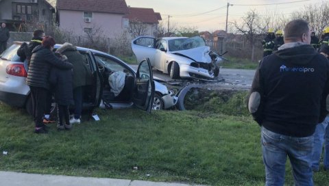 ПРВЕ ФОТОГРАФИЈЕ УДЕСА У БАТАЈНИЦИ: Повређено шест особа у тешкој саобраћајки (ФОТО/ВИДЕО) ПРВЕ ФОТОГРАФИЈЕ УДЕСА У БАТАЈНИЦИ: Повређено шест особа у тешкој саобраћајки (ФОТО/ВИДЕО)
