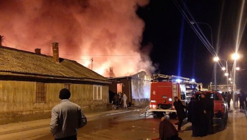 ГОРИ ЗГРАДА У НИШУ: Велики пожар код Грађевинске школе (ФОТО) ГОРИ ЗГРАДА У НИШУ: Велики пожар код Грађевинске школе (ФОТО)