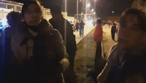 БУКНУО ПЛАМЕН КОД ГРАЂЕВИНСКЕ ШКОЛЕ: Детаљи пожара у Нишу, десет породица остало без крова над главом, кроз сузе кажу - немамо где! (ВИДЕО) БУКНУО ПЛАМЕН КОД ГРАЂЕВИНСКЕ ШКОЛЕ: Детаљи пожара у Нишу, десет породица остало без крова над главом, кроз сузе кажу - немамо где! (ВИДЕО)