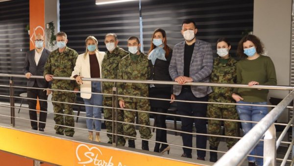 ЗНАК ЗАХВАЛНОСТИ МЕДИЦИНСКОМ ОСОБЉУ У АРЕНИ: Чланица савета за родну равноправност донирала пакете козметичких препарата ЗНАК ЗАХВАЛНОСТИ МЕДИЦИНСКОМ ОСОБЉУ У АРЕНИ: Чланица савета за родну равноправност донирала пакете козметичких препарата