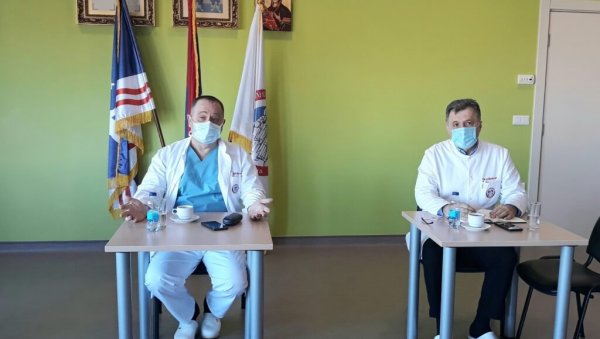 СВИ ХОСПИТАЛИЗОВАНИ НА КИСЕОНИКУ: Тешко стање у ковид болницама у Бијељини, лекари упозоравају - све више младих на респираторима! СВИ ХОСПИТАЛИЗОВАНИ НА КИСЕОНИКУ: Тешко стање у ковид болницама у Бијељини, лекари упозоравају - све више младих на респираторима!