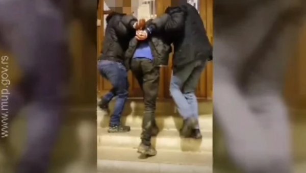 УЈЕО ПОЛИЦАЈЦА ТОКОМ ХАПШЕЊА: Београђанин осумњичен за посредовање у проституцији - затечен у стану УЈЕО ПОЛИЦАЈЦА ТОКОМ ХАПШЕЊА: Београђанин осумњичен за посредовање у проституцији - затечен у стану