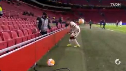ALO, NE KRADI VREME: Skupljač lopti nokautirao fudbalera Rome (VIDEO) ALO, NE KRADI VREME: Skupljač lopti nokautirao fudbalera Rome (VIDEO)