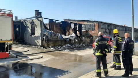 ЈУТРО НАКОН ПОЖАРА У НИШУ: Очајни људи гледају у згариште својих домова - ватра и даље понегде тиња (ФОТО/ВИДЕО) ЈУТРО НАКОН ПОЖАРА У НИШУ: Очајни људи гледају у згариште својих домова - ватра и даље понегде тиња (ФОТО/ВИДЕО)
