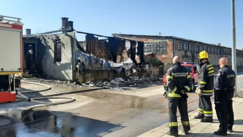 JUTRO NAKON POŽARA U NIŠU: Očajni ljudi gledaju u zgarište svojih domova - vatra i dalje ponegde tinja (FOTO/VIDEO) JUTRO NAKON POŽARA U NIŠU: Očajni ljudi gledaju u zgarište svojih domova - vatra i dalje ponegde tinja (FOTO/VIDEO)