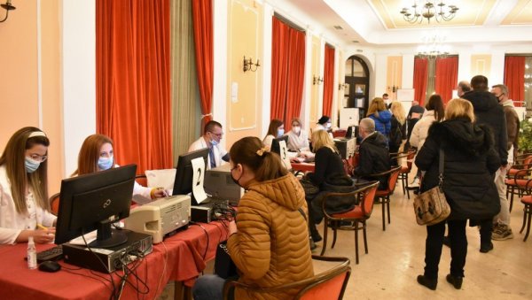 ЗА ДАН ВАКЦИНИСАНО 830 ВАЉЕВАЦА: Рекордна имунизација против короне у граду на Колубари (ФОТО) ЗА ДАН ВАКЦИНИСАНО 830 ВАЉЕВАЦА: Рекордна имунизација против короне у граду на Колубари (ФОТО)