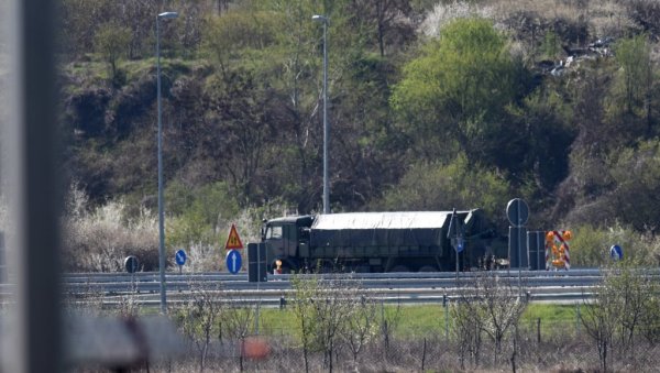 ДРАМА КОД ОСТРУЖНИЦЕ: Војни камион слетео с пута - саобраћај заустављен ДРАМА КОД ОСТРУЖНИЦЕ: Војни камион слетео с пута - саобраћај заустављен