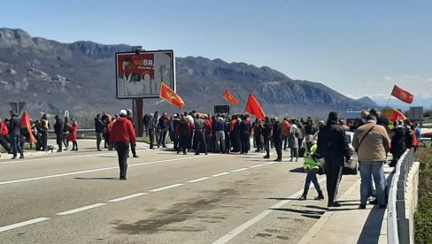 SAMO IM SRBI SMETAJU: Komite iznajmile za proteste i Kineskinju (FOTO) SAMO IM SRBI SMETAJU: Komite iznajmile za proteste i Kineskinju (FOTO)