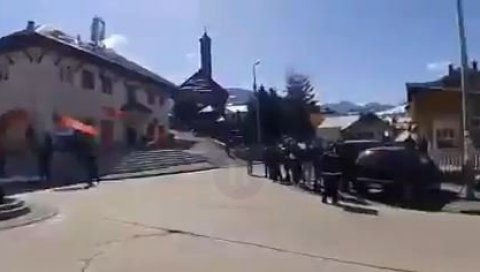 ДРИТАНУ ПСОВАЛИ ЧЕТНИЧКУ МАЈКУ: Комите приредиле ужасан дочек за Абазовића у Плаву - Издаја, издаја! (ВИДЕО) ДРИТАНУ ПСОВАЛИ ЧЕТНИЧКУ МАЈКУ: Комите приредиле ужасан дочек за Абазовића у Плаву - Издаја, издаја! (ВИДЕО)