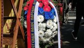 PREDSEDNIK VUČIĆ POSLAO VENAC ZA TOZOVCA: Legendi naše narodne muzike... (FOTO) PREDSEDNIK VUČIĆ POSLAO VENAC ZA TOZOVCA: Legendi naše narodne muzike... (FOTO)