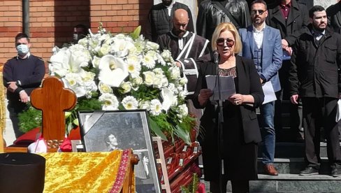 ПОТРЕСАН ГОВОР МЕРИМЕ ЊЕГОМИР НА САХРАНИ ТОЗОВЦУ: Неки људи се роде да би умрли, неки да би постали вечни! (ВИДЕО) ПОТРЕСАН ГОВОР МЕРИМЕ ЊЕГОМИР НА САХРАНИ ТОЗОВЦУ: Неки људи се роде да би умрли, неки да би постали вечни! (ВИДЕО)