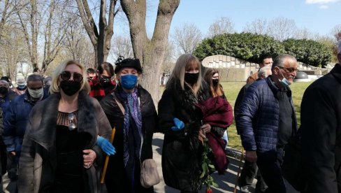 ЛЕПА ЛУКИЋ У СУЗАМА: Певачица не престаје да плаче - дошла да на вечни починак испрати колегу (ФОТО) ЛЕПА ЛУКИЋ У СУЗАМА: Певачица не престаје да плаче - дошла да на вечни починак испрати колегу (ФОТО)