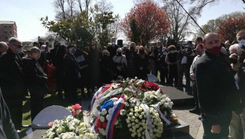 ПОСЛЕДЊИ ПОЗДРАВ УЗ ЈЕСЕН У МОМ СОКАКУ Породица и пријатељи испратили Тозовца на вечни починак (ФОТО/ВИДЕО) ПОСЛЕДЊИ ПОЗДРАВ УЗ ЈЕСЕН У МОМ СОКАКУ Породица и пријатељи испратили Тозовца на вечни починак (ФОТО/ВИДЕО)