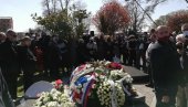 ПОСЛЕДЊИ ПОЗДРАВ УЗ ЈЕСЕН У МОМ СОКАКУ Породица и пријатељи испратили Тозовца на вечни починак (ФОТО/ВИДЕО) ПОСЛЕДЊИ ПОЗДРАВ УЗ ЈЕСЕН У МОМ СОКАКУ Породица и пријатељи испратили Тозовца на вечни починак (ФОТО/ВИДЕО)