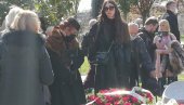 НЕ МОЖЕ ДА СЕ ПОМИРИ СА ГУБИТКОМ: Тозовчева супруга Мима сваки дан обилази његов гроб! НЕ МОЖЕ ДА СЕ ПОМИРИ СА ГУБИТКОМ: Тозовчева супруга Мима сваки дан обилази његов гроб!