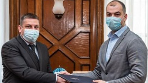 DONACIJA RUSKIH HUMANITARACA: Doniraju solarni kolektor Dečijem dispanzeru DONACIJA RUSKIH HUMANITARACA: Doniraju solarni kolektor Dečijem dispanzeru