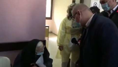 БАКА ПОСЛАЛА СНАЖНУ ПОРУКУ ПРЕДСЕДНИКУ ВУЧИЋУ: Дошла на вакцинацију - па је поздравио Горан Весић (ВИДЕО) БАКА ПОСЛАЛА СНАЖНУ ПОРУКУ ПРЕДСЕДНИКУ ВУЧИЋУ: Дошла на вакцинацију - па је поздравио Горан Весић (ВИДЕО)
